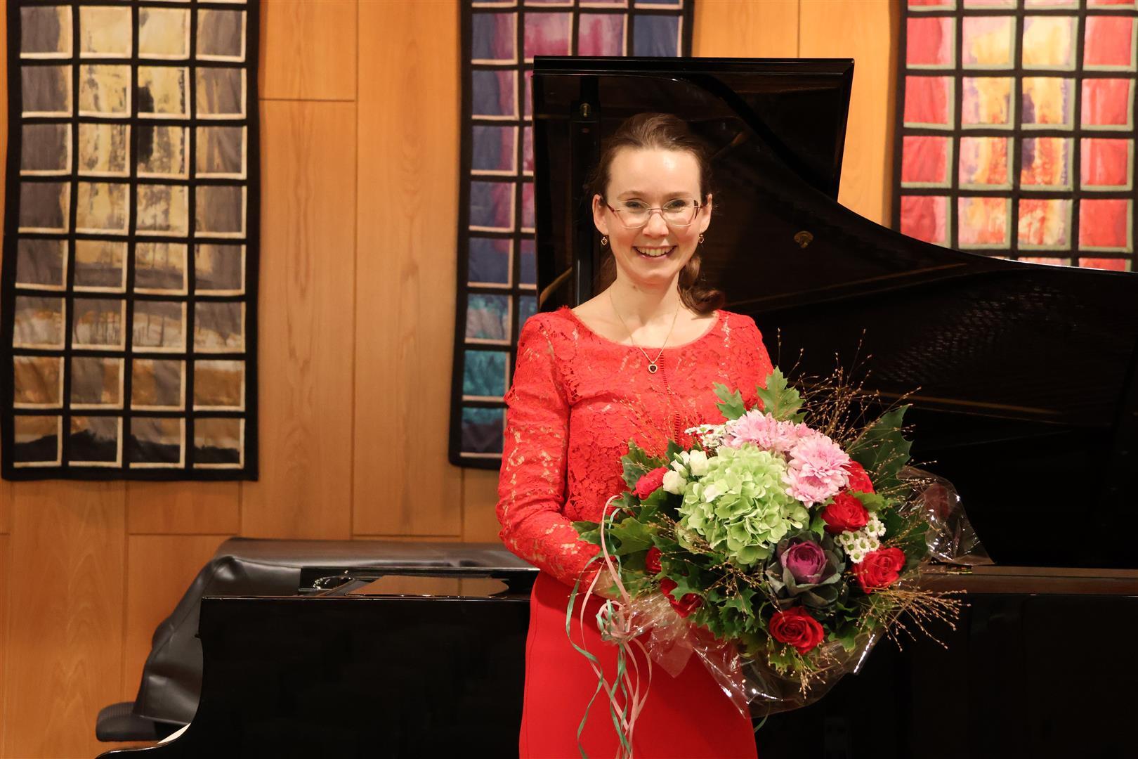 Pianistin Schwarz mit Blumenstrauß