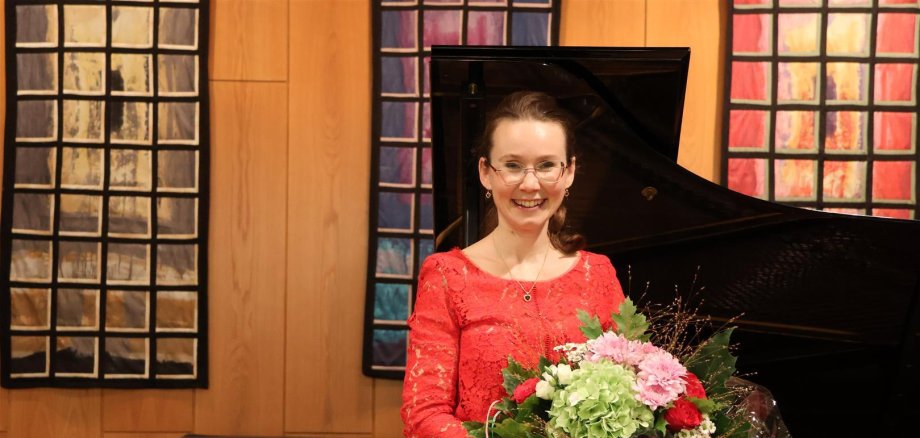 Pianistin Schwarz mit Blumenstrauß