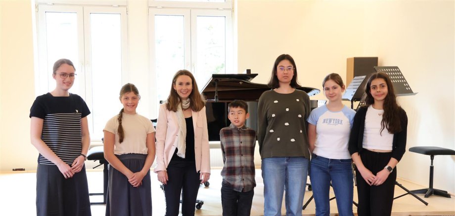Gruppe junger Pianisten