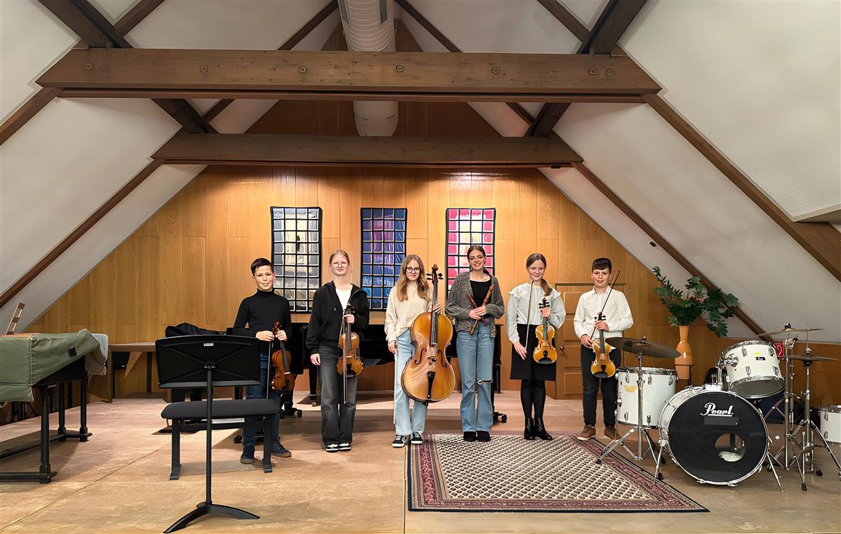 Kinder mit Musikinstrumenten auf der Bühne