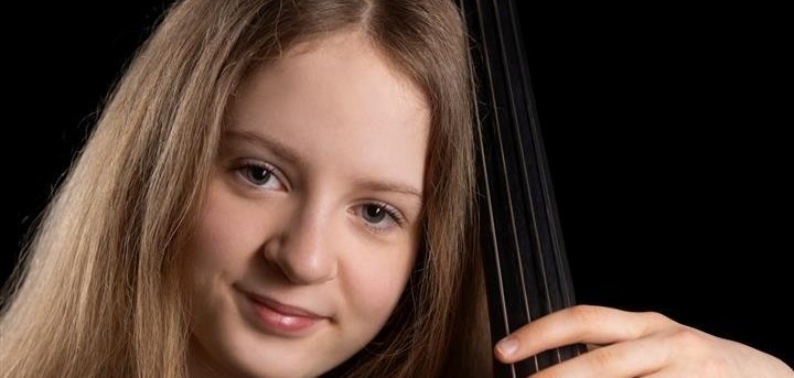 Cellistin mit Instrument