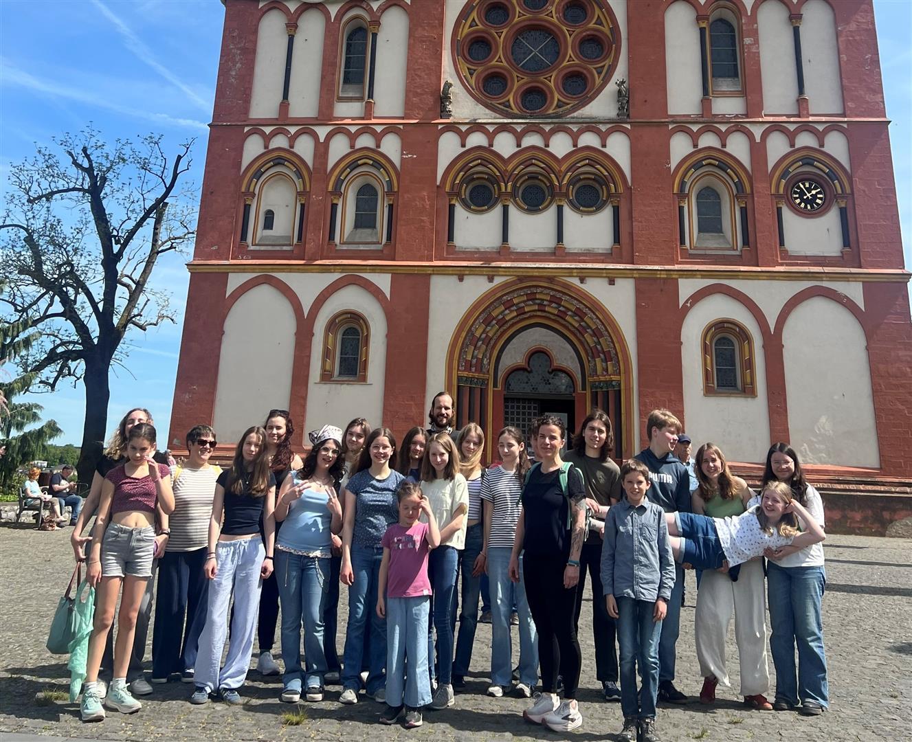 Orchestermitglieder vor Kirche Orchestermitglieder vor Kirche