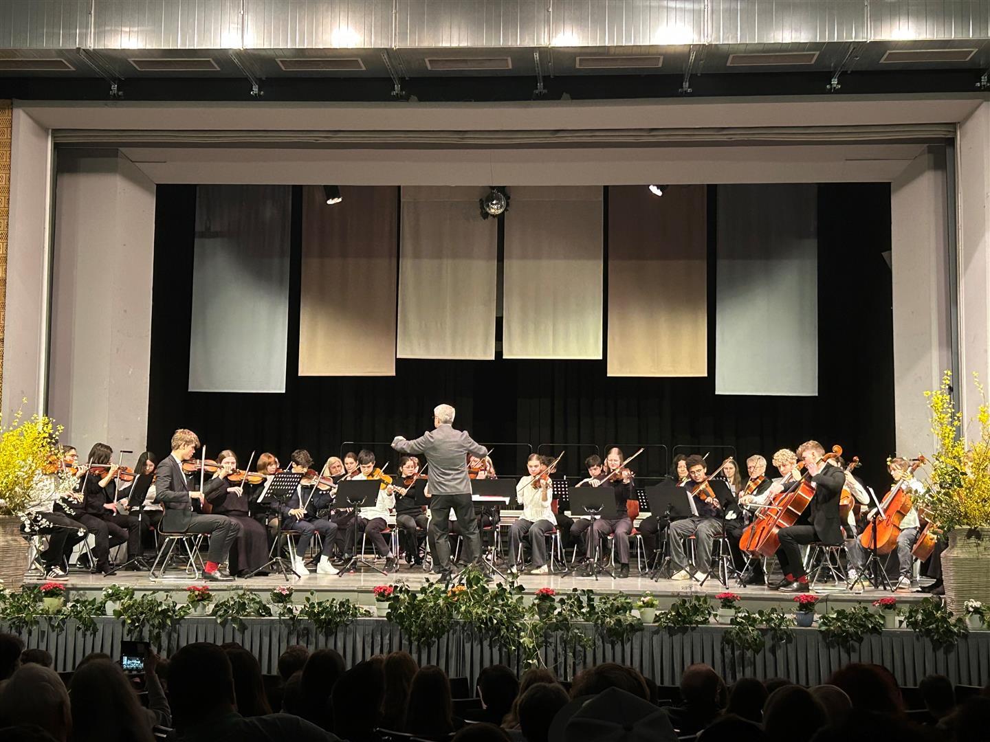 Jugendliche spielen im Orchester