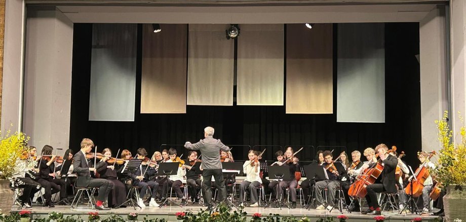 Jugendliche spielen im Orchester