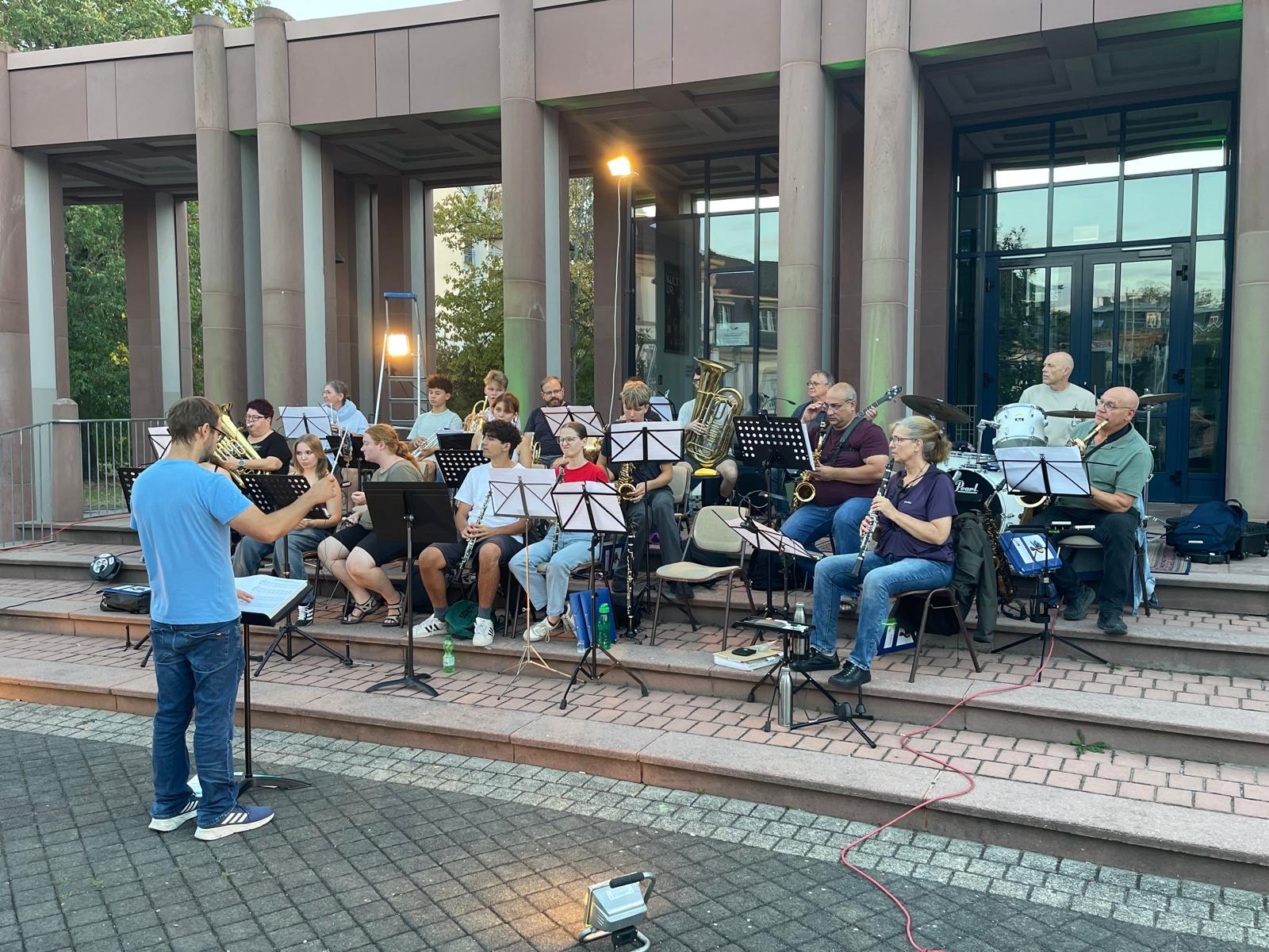 Stadtkapelle spielt unter den Arcaden