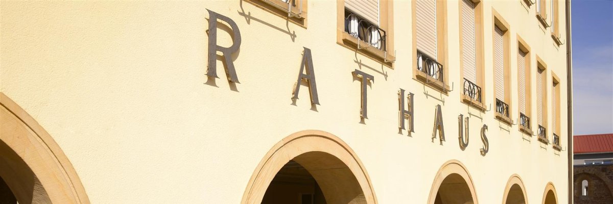 Torbögen des Rathauses