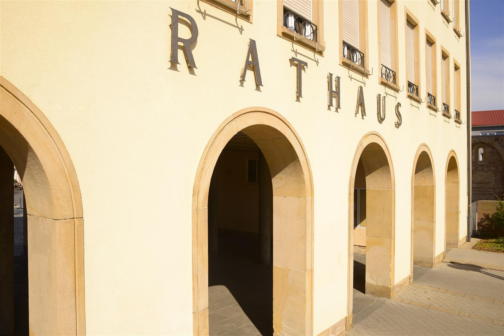 Torbögen des Rathauses