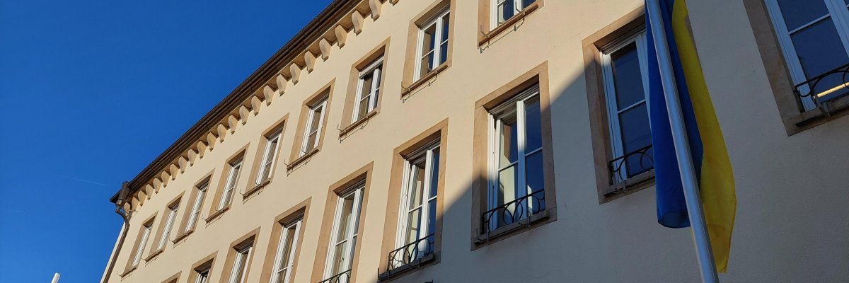 Außenansicht Rathaus mit Ukraineflagge