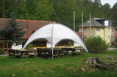 Pavillon über Tischen mit Bänken im Grünen