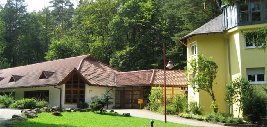 Gebäude im Grünen