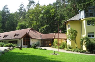Gebäude im Grünen