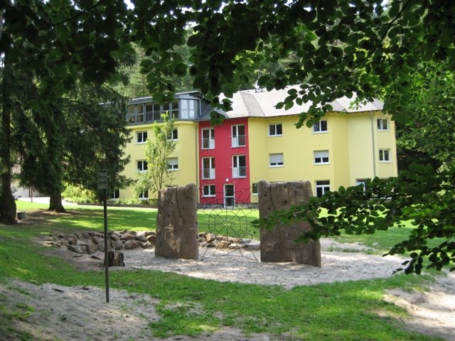 Gebäude hinter einem Spielplatz