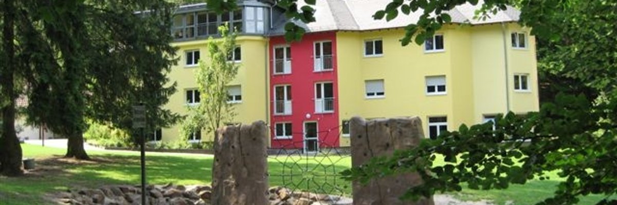 Gebäude hinter einem Spielplatz