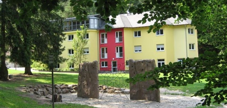 Gebäude hinter einem Spielplatz