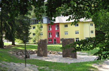 Gebäude hinter einem Spielplatz