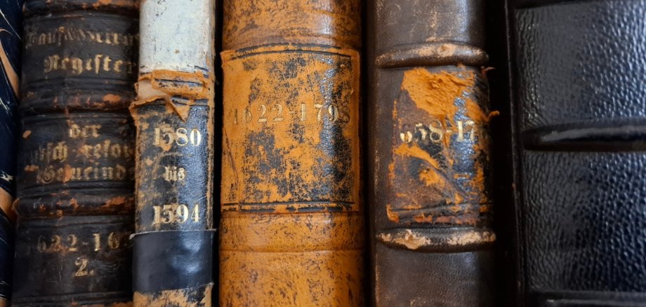Buchrücken von Kirchenbüchern Frankenthaler Gemeinden