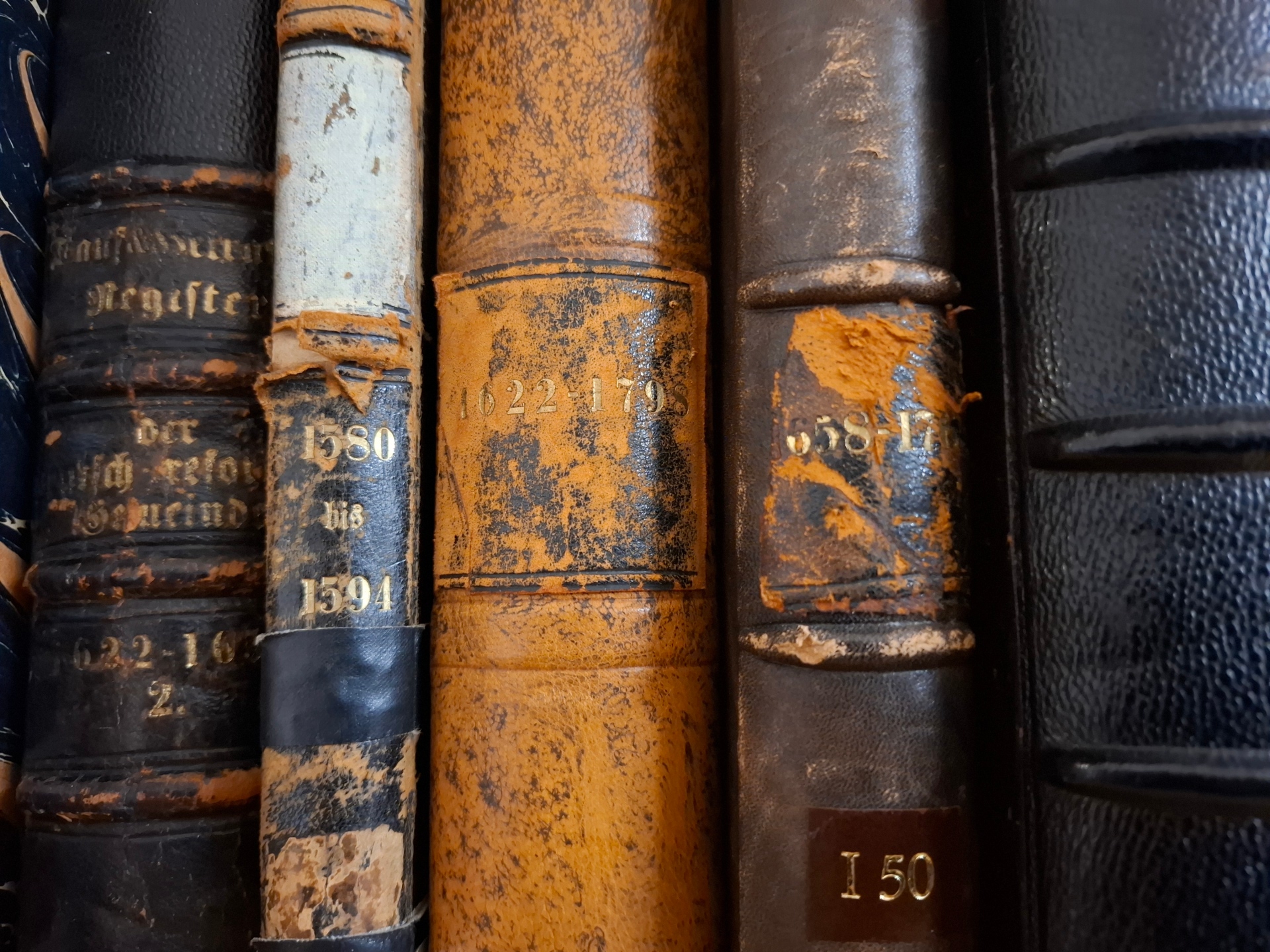 Buchrücken von Kirchenbüchern Frankenthaler Gemeinden