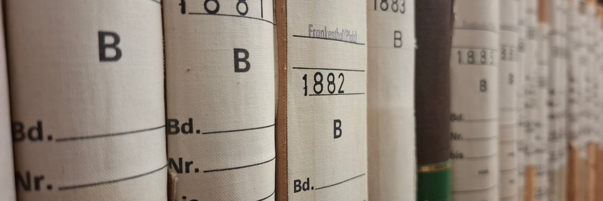 Geburtsregister im Stadtarchiv Frankenthal (Pfalz) In einem Regal aufgereihte Geburtsregister im Stadtarchiv Frankenthal (Pfalz)
