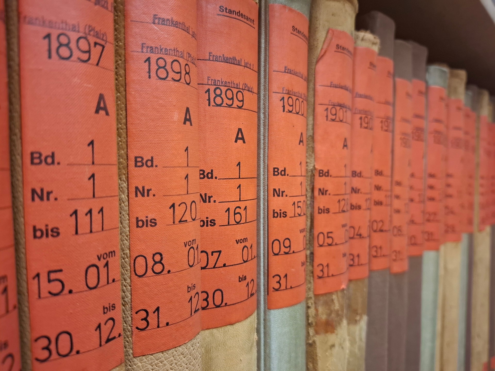 In einem Regal aufgereihte Heiratsregister im Stadtarchiv Frankenthal (Pfalz)
