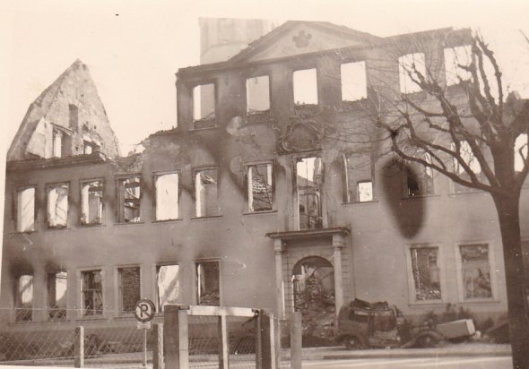 Bis auf die Grundmauern abgebranntes Rathaus, 1943
