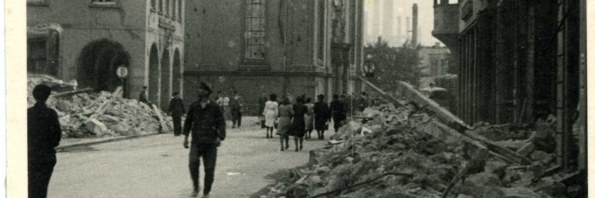 Schwarz-weiß Fotografie von zerstörten Gebäuden