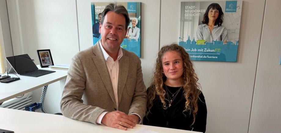 Oberbürgermeister Dr. Nicolas Meyer und Julia Köhler mit einem Comic