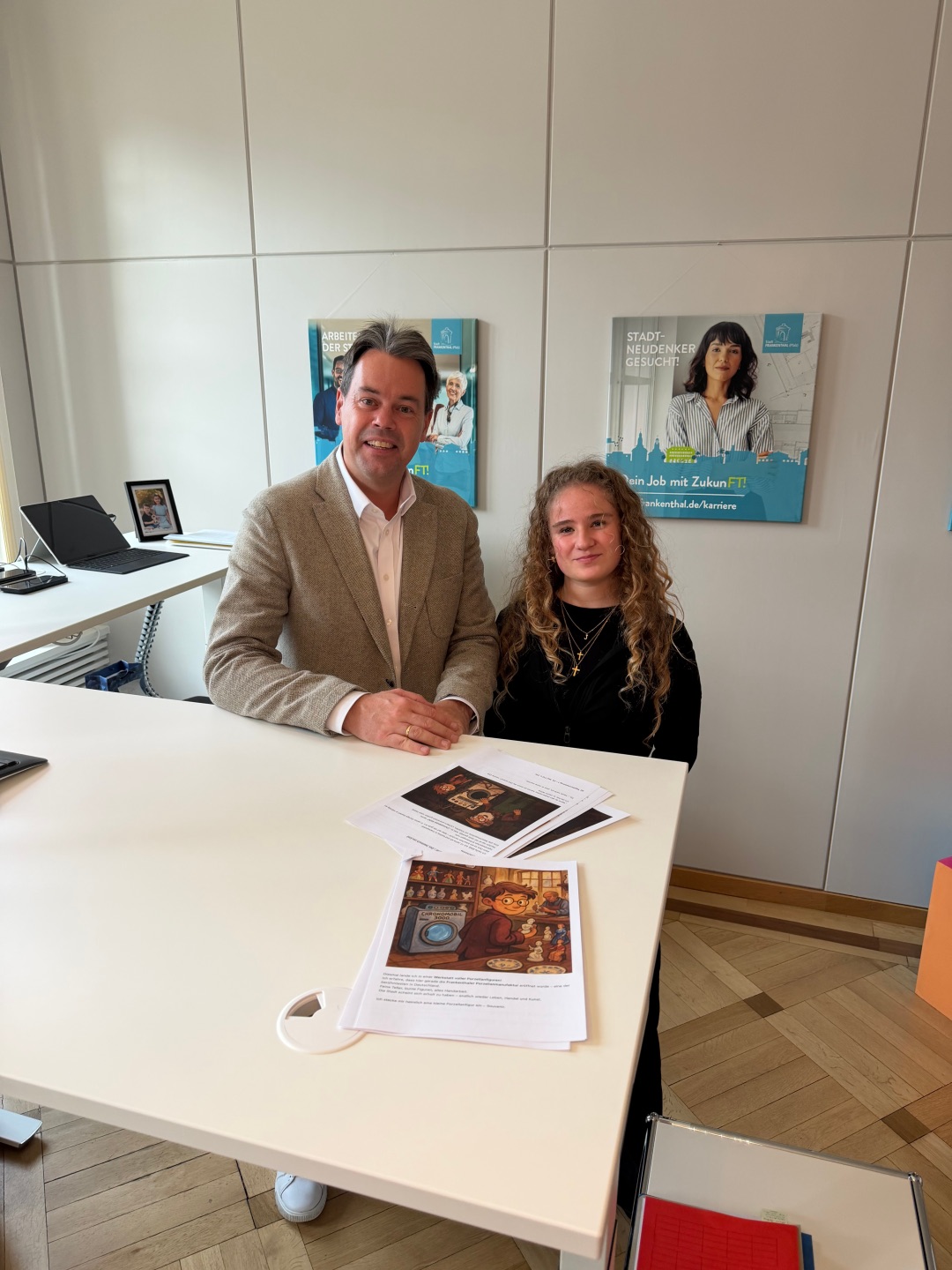 Oberbürgermeister Dr. Nicolas Meyer und Julia Köhler mit einem Comic