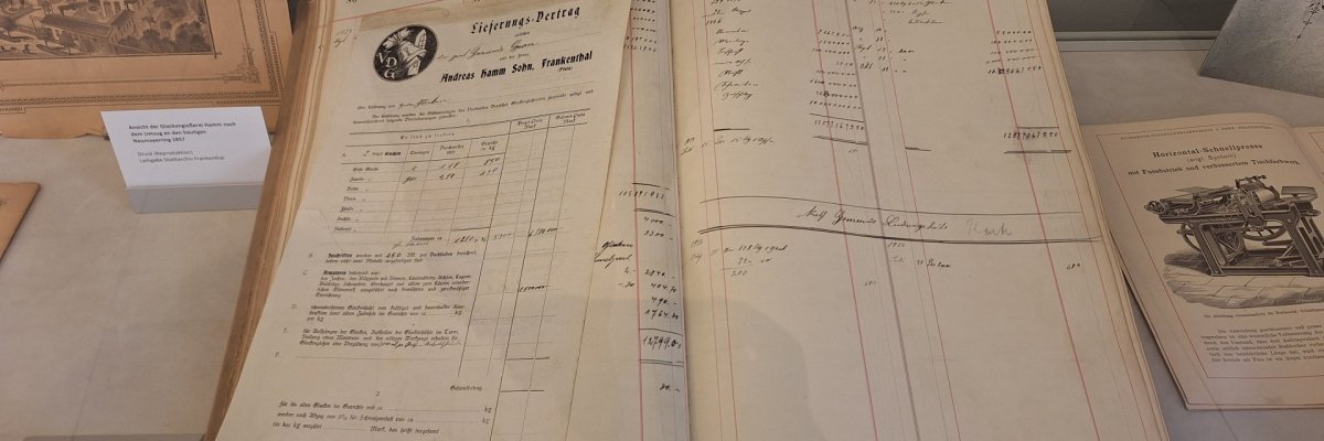 Glockenhauptbuch der Frankenthaler Glockengießerei Hamm, 1905-1933 Glockenhauptbuch der Frankenthaler Glockengießerei Hamm aus den Jahren 1905-1933, ausgestellt in einer Vitrine der Ausstellung "Glockenguss in Frankenthal"