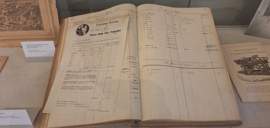Glockenhauptbuch der Frankenthaler Glockengießerei Hamm, 1905-1933 Glockenhauptbuch der Frankenthaler Glockengießerei Hamm aus den Jahren 1905-1933, ausgestellt in einer Vitrine der Ausstellung "Glockenguss in Frankenthal"