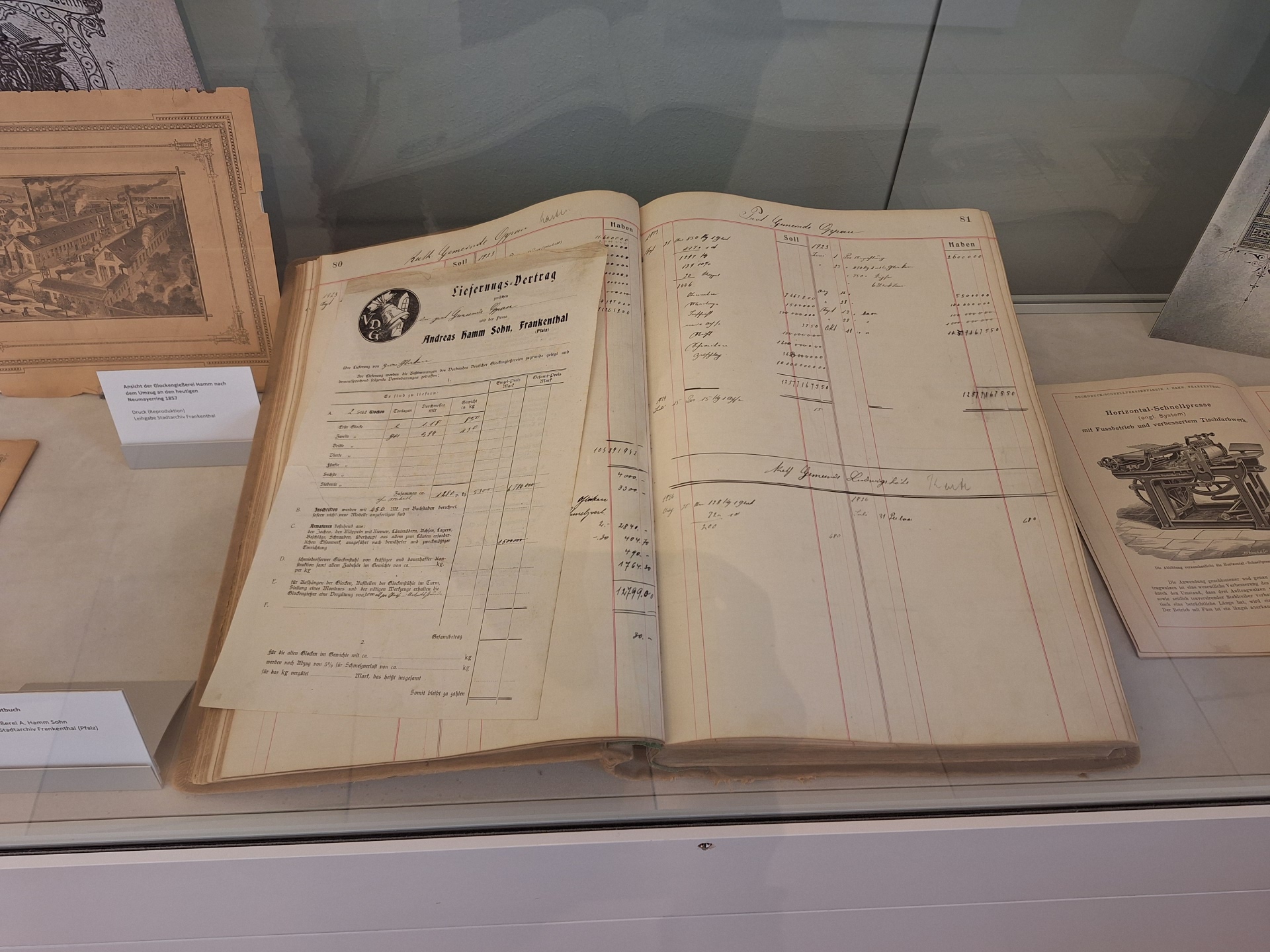 Glockenhauptbuch der Frankenthaler Glockengießerei Hamm aus den Jahren 1905-1933, ausgestellt in einer Vitrine der Ausstellung "Glockenguss in Frankenthal"