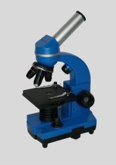 Mikroskop vor hellem Hintergrund