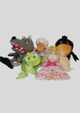 Fünf Handpuppen vor hellem Hintergrund