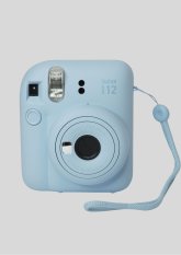 Sofortbildkamera Sofortbildkamera vor hellem Hintergrund