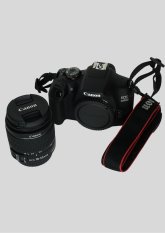 Digitale Spiegelreflexkamera vor hellem Hintergrund