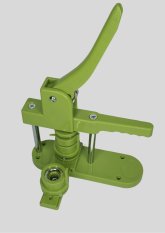 Buttonmaschine vor hellem Hintergrund