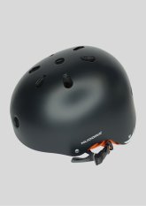 Skaterhelm vor hellem Hintergrund