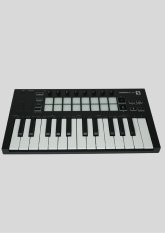 USB/Midi Keyboard-Controller vor hellem Hintergrund