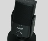 Kondensatormikrofon vor hellem Hintergrund