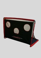 Fußballtor mit Torwand vor hellem Hintergrund