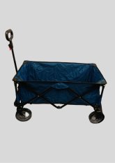 Bollerwagen vor hellem Hintergrund