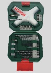 Schrauber- und Bohrer-Set vor hellem Hintergrund