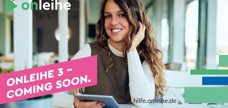 Eine junge Frau sitzt an einem Tisch in einem hellen Raum mit großen Fenstern. Sie hält ein Tablet in beiden Händen und schaut in die Kamera. Im Hintergrund sind Stühle, Tische und unscharfe Lichtelemente zu sehen. Auf dem Bild ist ein Textbanner mit der Aufschrift „ONLEIHE 3 – COMING SOON.“ sowie ein Logo und eine Webadresse „hilfe.onleihe.de“.