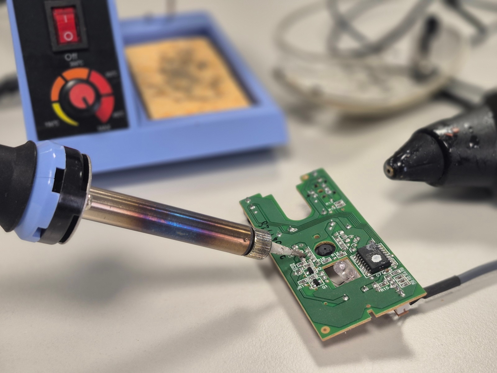 Miniskulpturen aus Elektroschrott Ein Lötkolben an einer ausgebauten Platine.