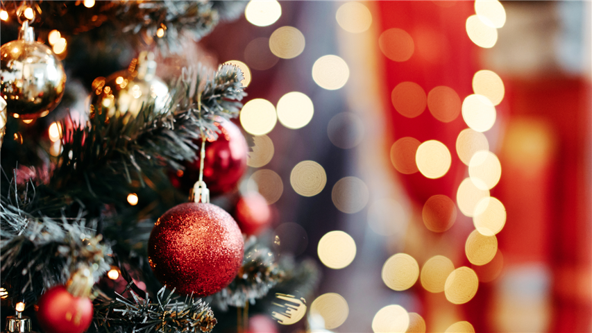 Weihnachtskugeln am Weihnachtsbaum