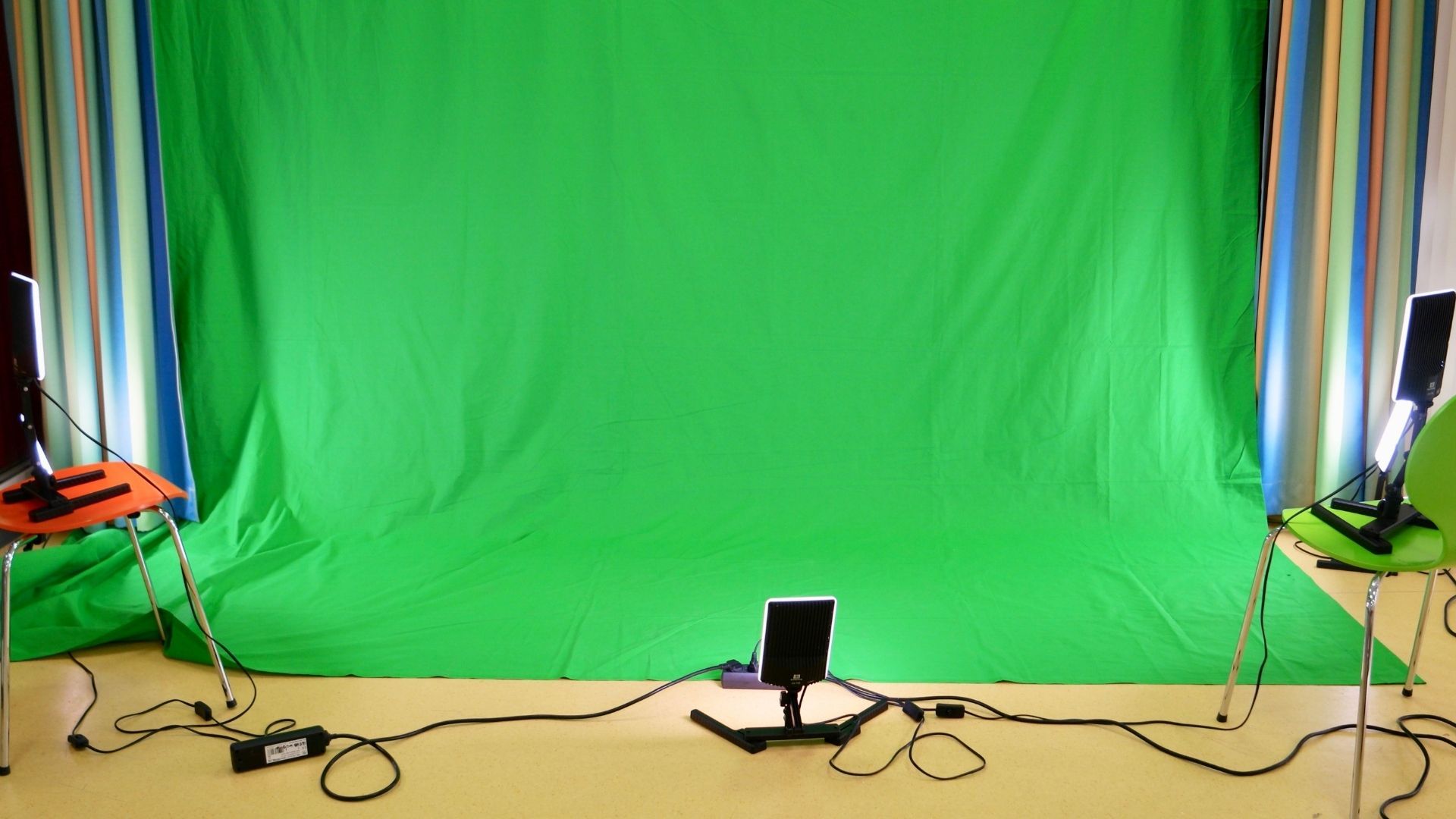 Green-Screen-Fotografie Der Green Screen ist aufgebaut.