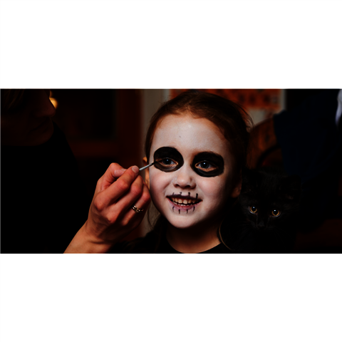 Halloweenschminken Ein Mädchen wird als Gespenst geschminkt
