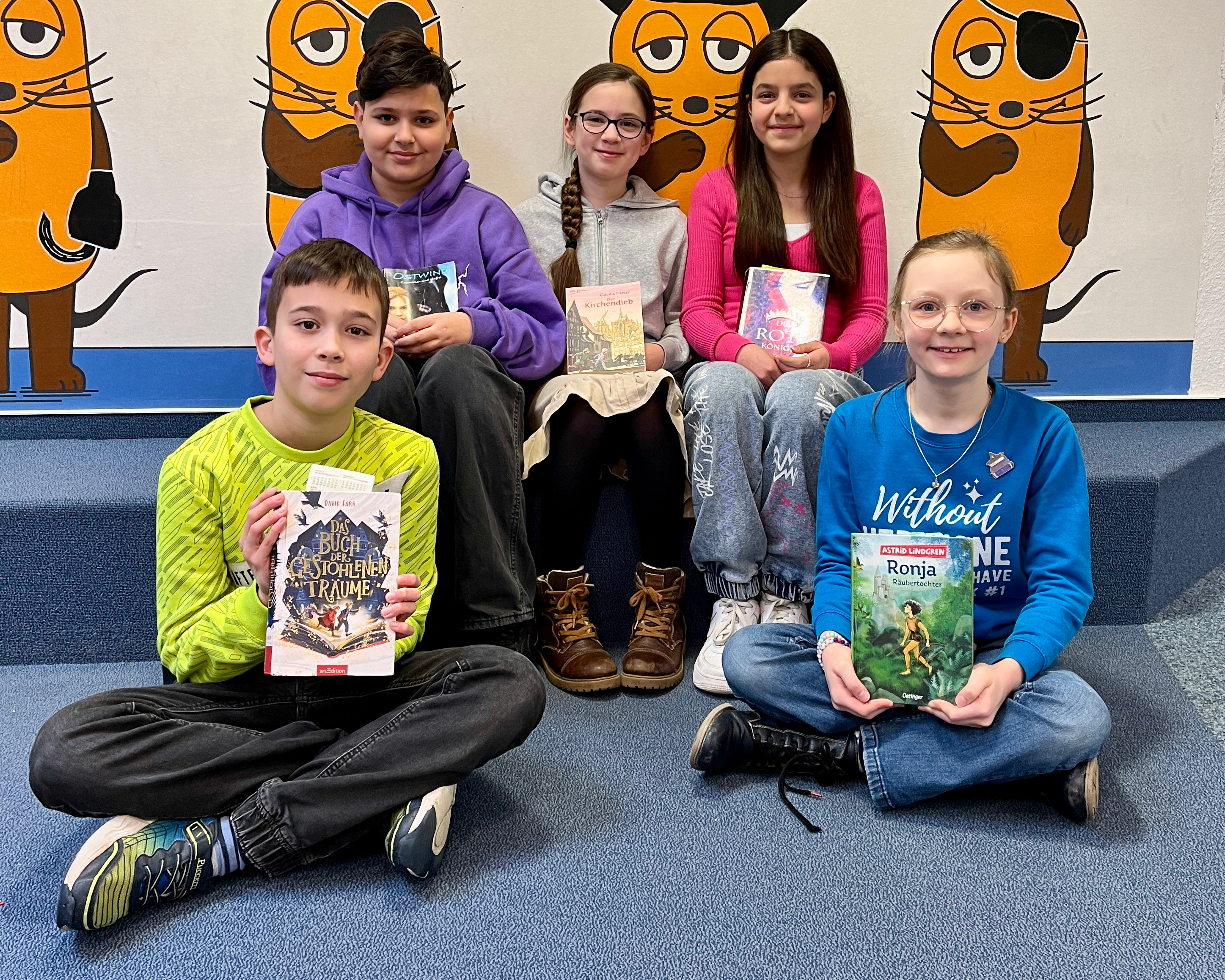 Die am Vorlesewettbewerb teilnehmenden Kinder mit ihren Büchern. 