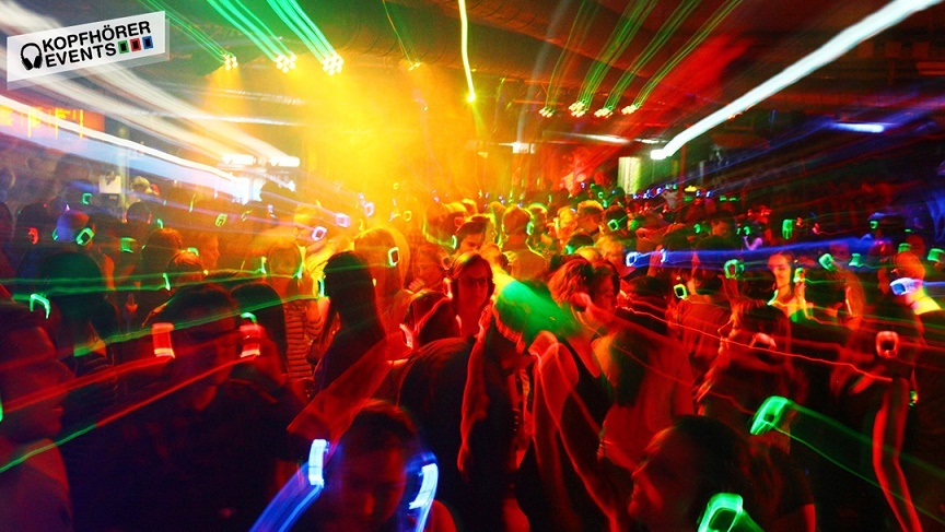 Menschen, die tanzen und bunt beleuchtete Kopfhörer tragen