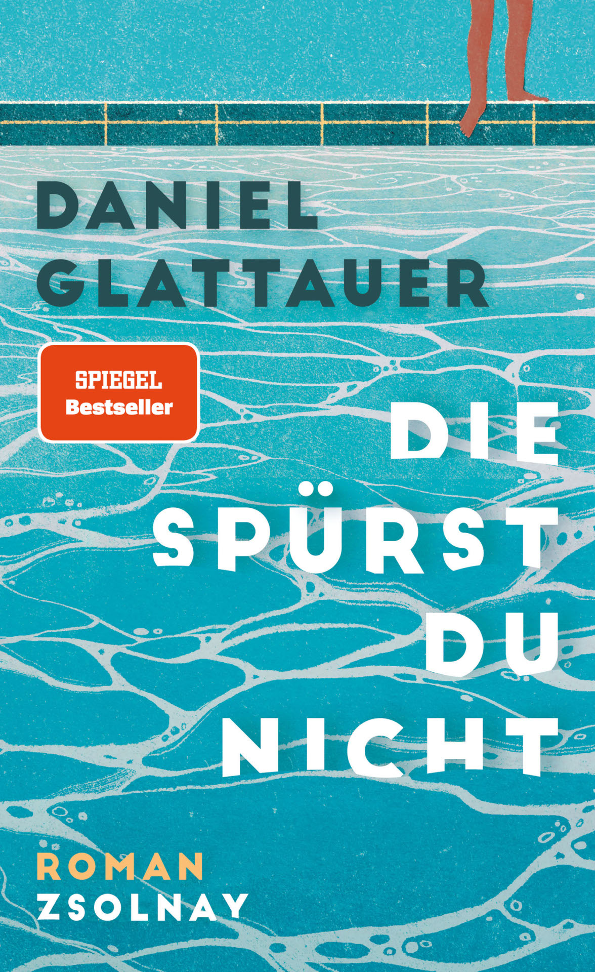 LeseTreff-Cover Glattauer Zu sehen ist ein Buchcover auf dem ein Schwimmbecken mit Beckenrand abgebildet ist. Oben links streckt eine Person einen Fuß ins Wasser. Auf dem Cover steht: Daniel Glattauer / Die spürst du nicht / Spiegel Bestseller und unten links Roman Zsolnay