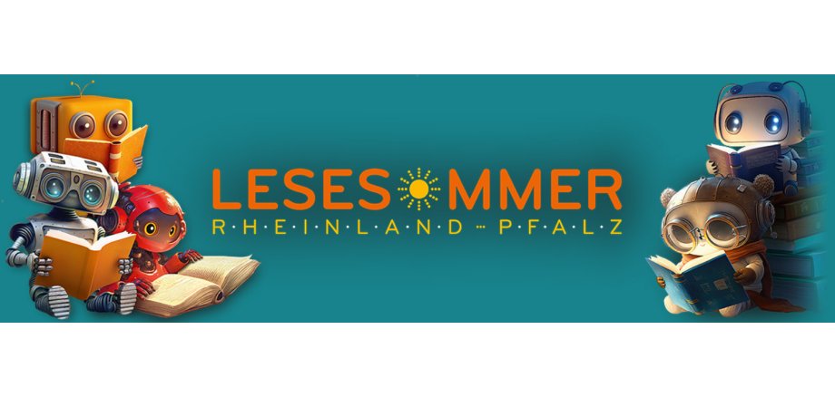 Türkises Banner des Lesesommers Rheinland-Pfalz. Links und rechts sitzen Comic-Roboter und lesen Bücher. In der Mitte steht der Schriftzug ‚Lesesommer Rheinland-Pfalz‘